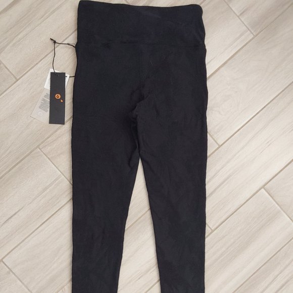 Mono b NWT Black Embossed Floral Legging.  Size S. ( 98 ) - Picture 4 of 4